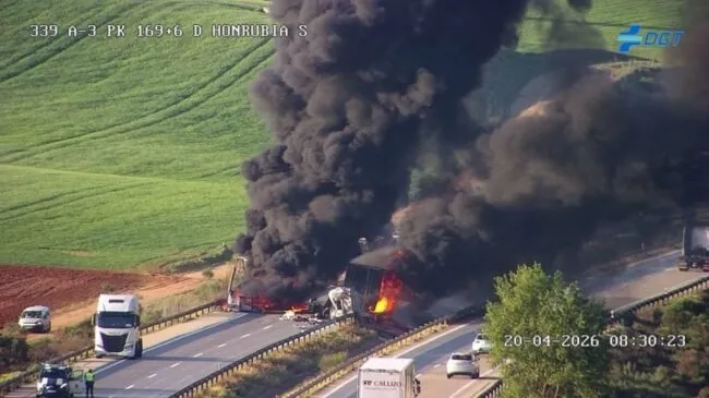 Cortada la A-3 en Honrubia (Cuenca) por un incendio tras chocar dos camiones