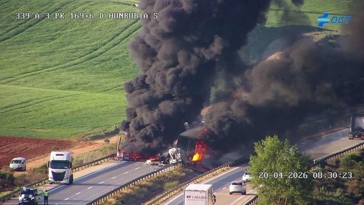 Cortada la A-3 en Honrubia (Cuenca) por un incendio tras chocar dos camiones