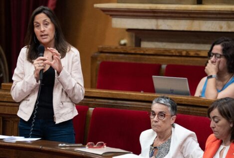 La consellera catalana de Educación se ausentó dos meses debido a un cáncer de timo