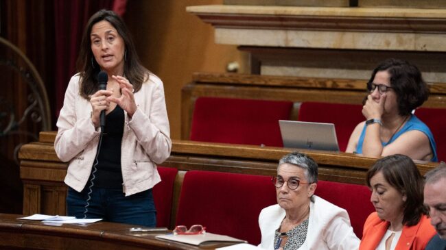 La consellera catalana de Educación se ausentó dos meses debido a un cáncer de timo