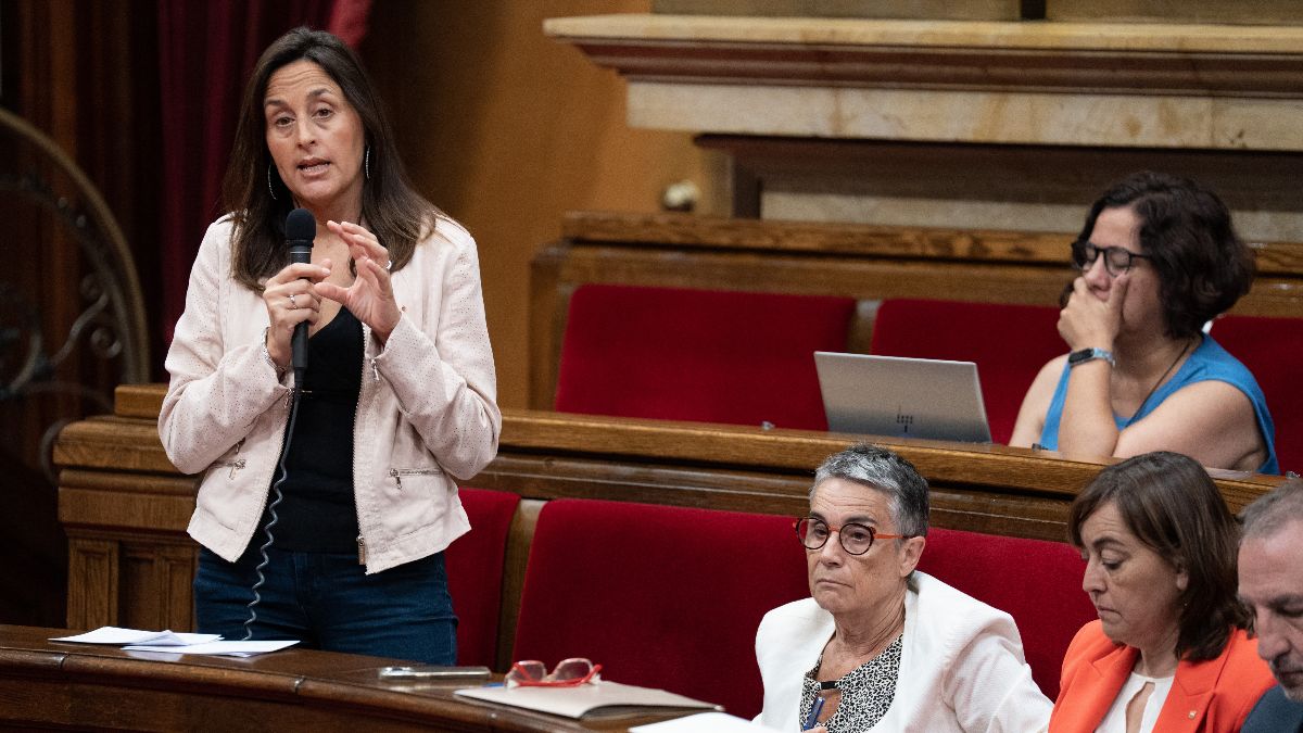 La consellera catalana de Educación se ausentó dos meses debido a un cáncer de timo