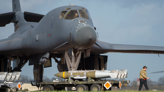 Trump desafía a Sánchez con nuevos vuelos a Irán que atraviesan el espacio aéreo español