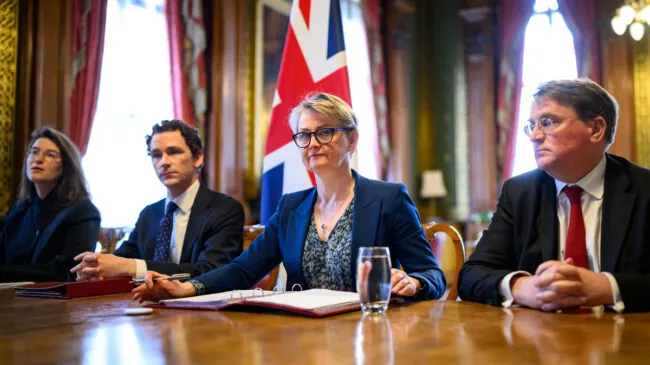 Unos 40 países, sin España, se coordinarán para liberar 2.000 buques atrapados en Ormuz