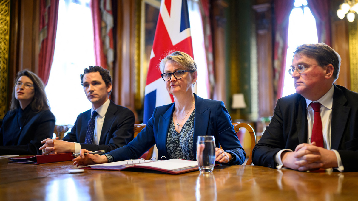 Unos 40 países, sin España, se coordinarán para liberar 2.000 buques atrapados en Ormuz