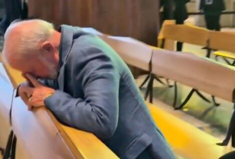Lula da Silva reza en la Sagrada Familia tras la cumbre 'progresista' de Sánchez en Barcelona