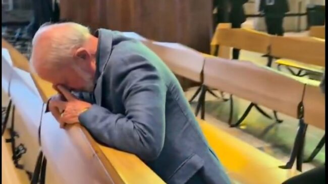 Lula da Silva reza en la Sagrada Familia tras la cumbre 'progrsista' de Sánchez en Barcelona