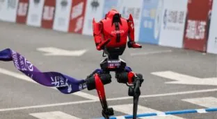 El robot Lightning le arrebata a la humanidad el récord mundial de media maratón: 50 minutos
