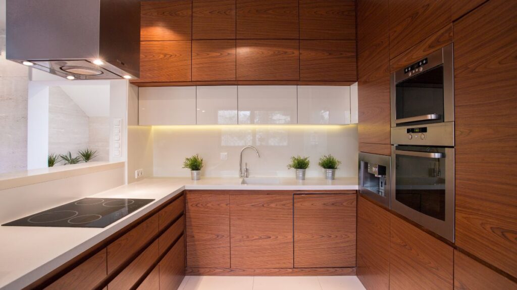 Cocina ordenada y bien diseñada 