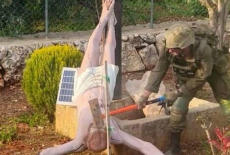 El Ejército israelí reemplaza el Cristo que sus soldados destrozaron a martillazos en el Líbano
