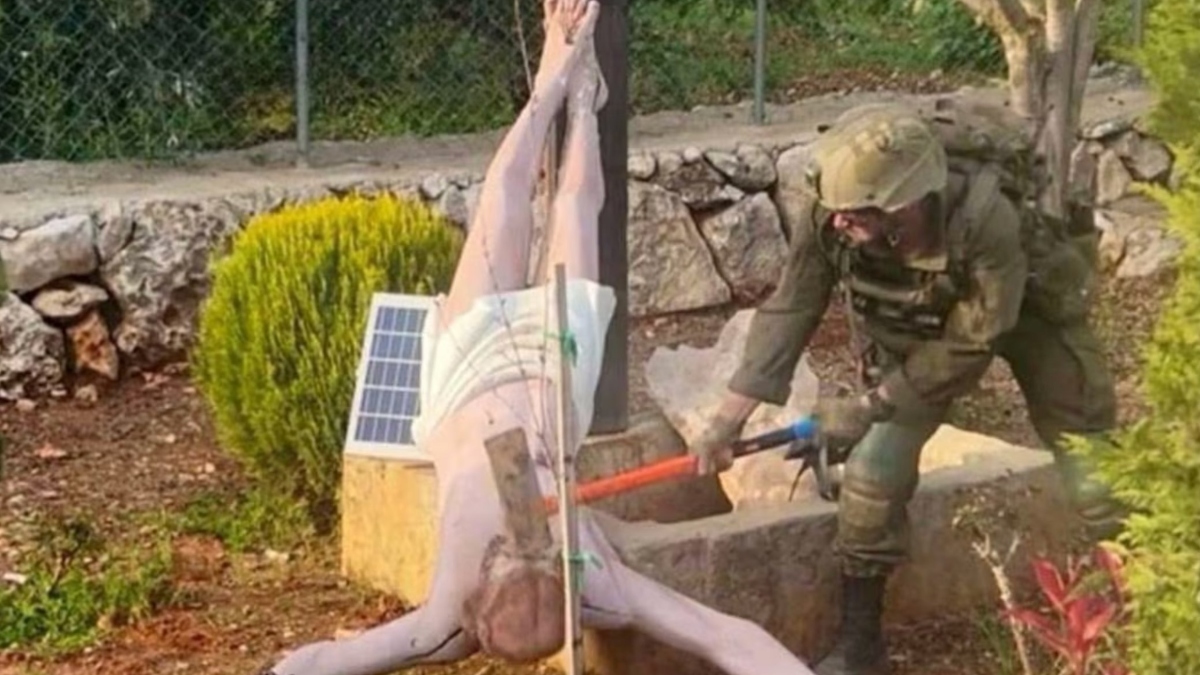 El Ejército israelí reemplaza el Cristo que sus soldados destrozaron a martillazos en el Líbano
