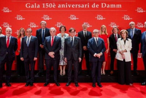150 años brindando con Barcelona: Damm celebra su siglo y medio de historia entre el alma del Liceu y la magia de la Boqueria