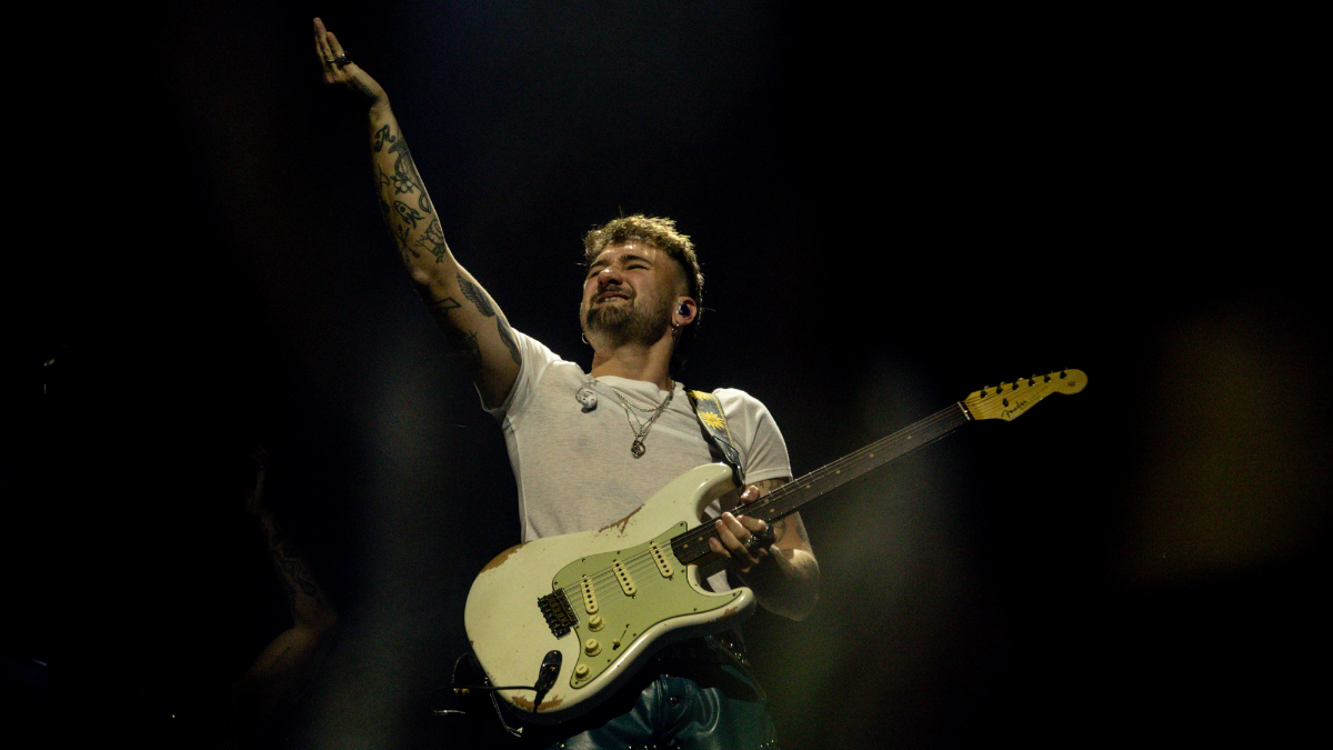 Dani Fernández sufre una caída en su concierto en Valencia y será operado de urgencia