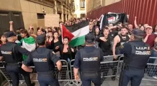 Un grupo de manifestantes intenta boicotear un acto de Vox en Granada