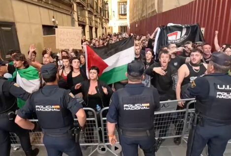 Un grupo de manifestantes intenta boicotear un acto de Vox en Granada