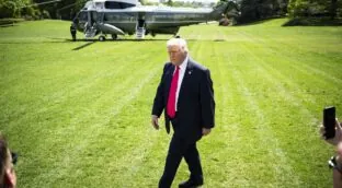 Trump avisa a Irán: «Última oportunidad» para la paz o «volará el país por los aires»