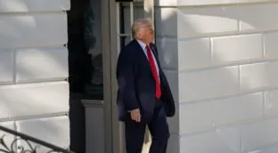 Trump amenaza con destituir a Jerome Powell (Fed) en caso de mantenerse en su cargo