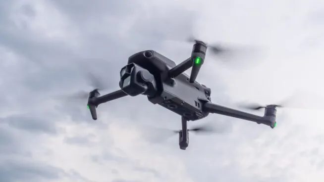 La Ley lo aclara: tu vecino no puede volar un dron sobre tu terraza o el patio común aunque sea solamente para jugar