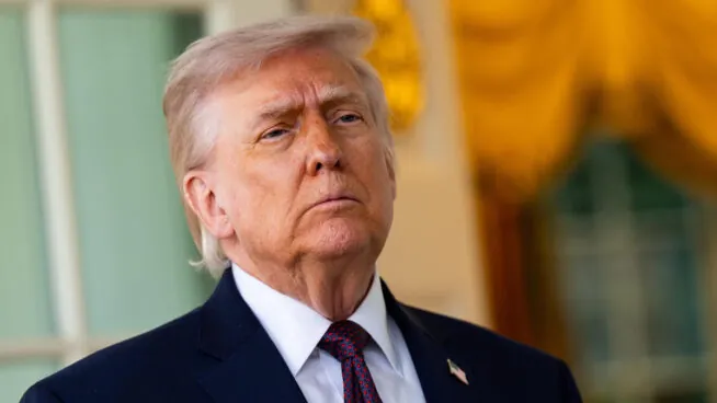 Trump vuelve a amenazar con destruir centrales eléctricas y puentes en Irán