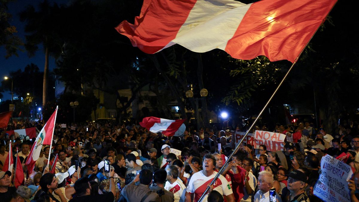 Los polémicos fallos en las elecciones de Perú llevan a la dimisión del organizador