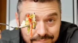 Carlos Gómez, cocinero español: «Con garbanzos de bote y una lata de sardinas tienes un plato completo y sin manchar ni una cazuela»