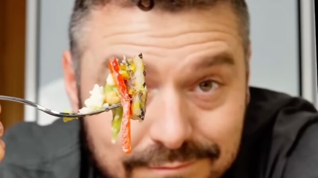 Carlos Gómez, cocinero español: «Con garbanzos de bote y una lata de sardinas tienes un plato completo y sin manchar ni una cazuela»
