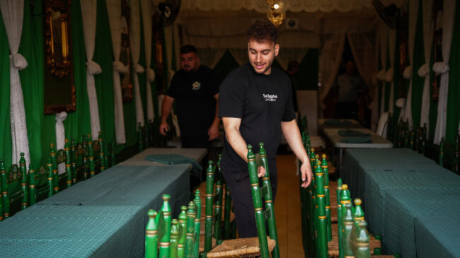 El alza de la vivienda reduce la oferta de camareros en la Feria de Sevilla