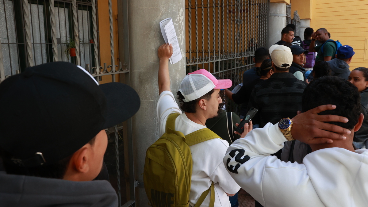 La presión de la regularización en Andalucía dispara la reventa de citas hasta los 600 euros