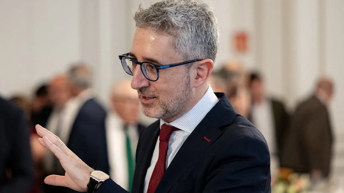 El ministro de Hacienda dice en su CV que fue consultor, pero solo fue una beca de seis meses