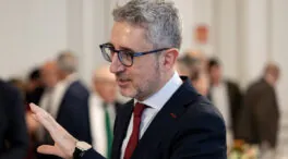 El ministro de Hacienda dice en su CV que fue consultor, pero solo fue una beca de seis meses