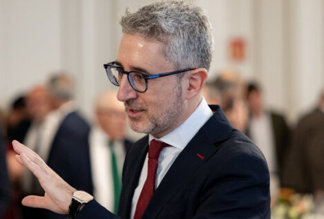 El ministro de Hacienda dice en su CV que fue consultor, pero solo fue una beca de seis meses