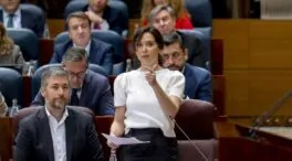 Ayuso acusa a Vox de tratar «como escoria» a los inmigrantes en cada pleno de la Asamblea