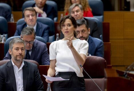Ayuso acusa a Vox de tratar «como escoria» a los inmigrantes en cada pleno de la Asamblea