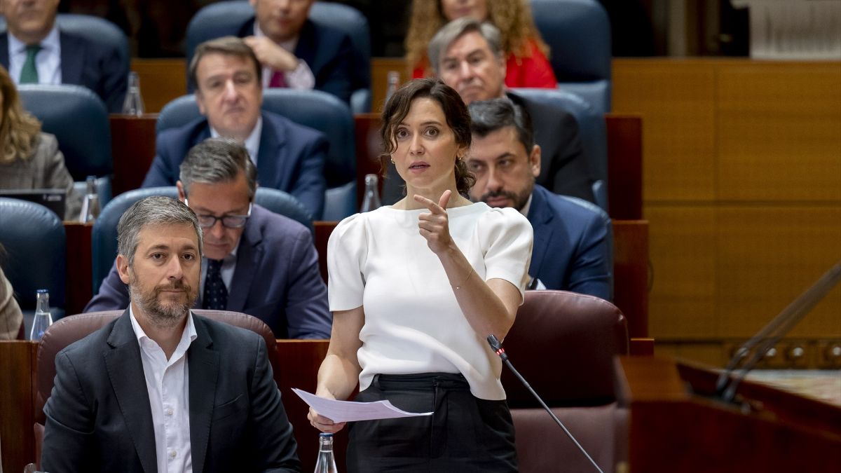 Ayuso acusa a Vox de tratar «como escoria» a los inmigrantes en cada pleno de la Asamblea