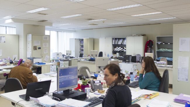 España bate récord de funcionarios mientras la mitad de ellos ya usa la IA para trabajar