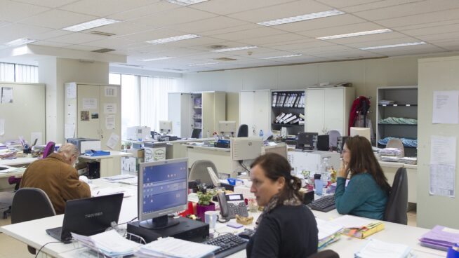 España bate récord de funcionarios mientras la mitad de ellos ya usa la IA para trabajar