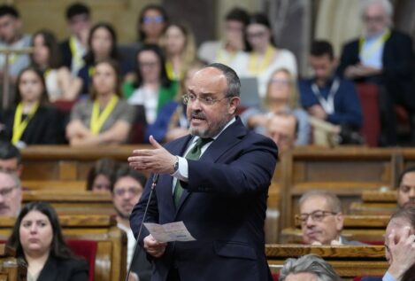 El PP catalán pide a Illa prohibir el burka y él le reprocha asumir la «prioridad nacional» de Vox