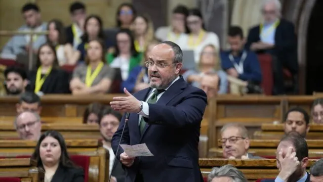 El PP catalán pide a Illa prohibir el burka y él le reprocha asumir la «prioridad nacional» de Vox