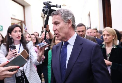 Feijóo considera un «disparate» regularizar «a granel» a personas que han delinquido