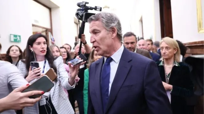 Feijóo considera un «disparate» regularizar «a granel» a personas que han delinquido