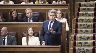 El PP vota en contra de la «prioridad nacional» de Vox tras la investidura de María Guardiola
