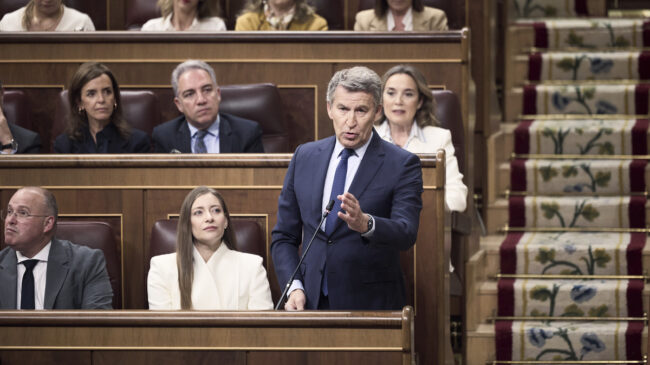 El PP vota en contra de la «prioridad nacional» de Vox tras la investidura de María Guardiola