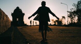 Boris Cyrulnik, neuropsiquiatra, lo aclaró hace 25 años: «Hay que saber que la felicidad no es un estado inmutable; y la desdicha, tampoco»