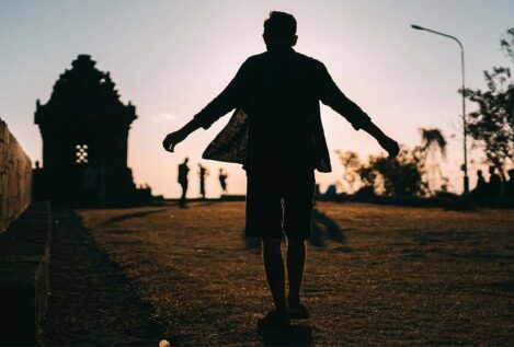 Boris Cyrulnik, neuropsiquiatra, lo aclaró hace 25 años: «Hay que saber que la felicidad no es un estado inmutable; y la desdicha, tampoco»