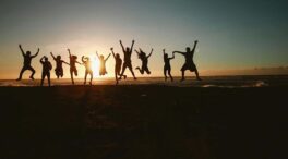 Francis Bacon, filósofo, ya lo avisó en 1625: «Lo importante para tener felicidad son los amigos, pues duplican las alegrías y dividen las penas»