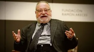 Fernando Savater, filósofo, sobre la felicidad: «Vivir consiste en saber elegir lo que nos hace grandes y rechazar lo que nos empequeñece»