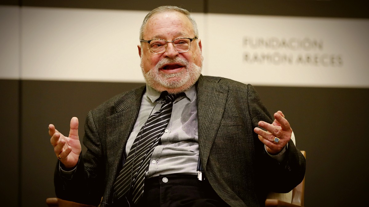 Fernando Savater, filósofo, sobre la felicidad: «Vivir consiste en saber elegir lo que nos hace grandes y rechazar lo que nos empequeñece»