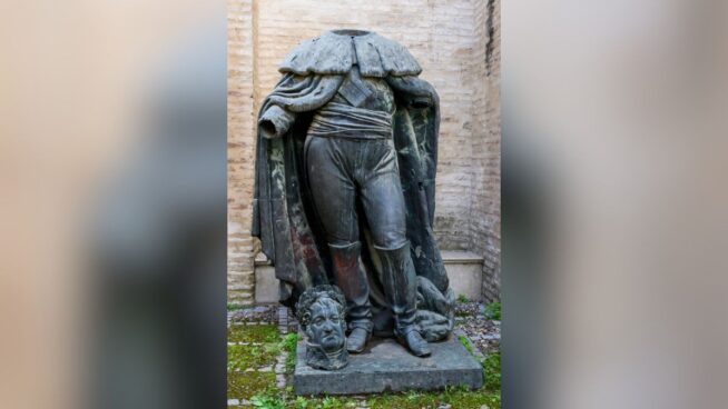 El temporal arranca la cabeza a la estatua de Fernando VII en Sevilla