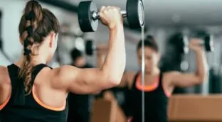 Ada Rodríguez, entrenadora personal: «Si quieres comenzar a ver los resultados de entrenar, lo ideal es hacer tres días de fuerza a la semana»