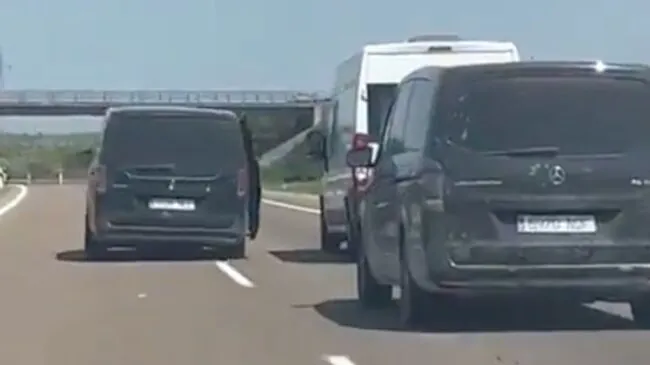 Dos detenidos por el acoso a una furgoneta con una bandera del Atlético de Madrid