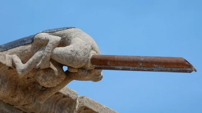 Polémica tras colocar tubos metálicos en las gárgolas del hotel más antiguo de España